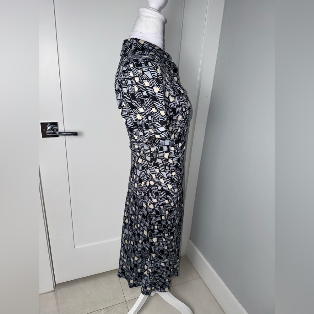 Diane von Furstenberg Silk Collared Printed Dress/Size 6 - Picture 4 of 9